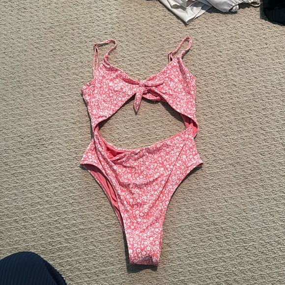 Billabong cutout one piece - Picture 1 of 3